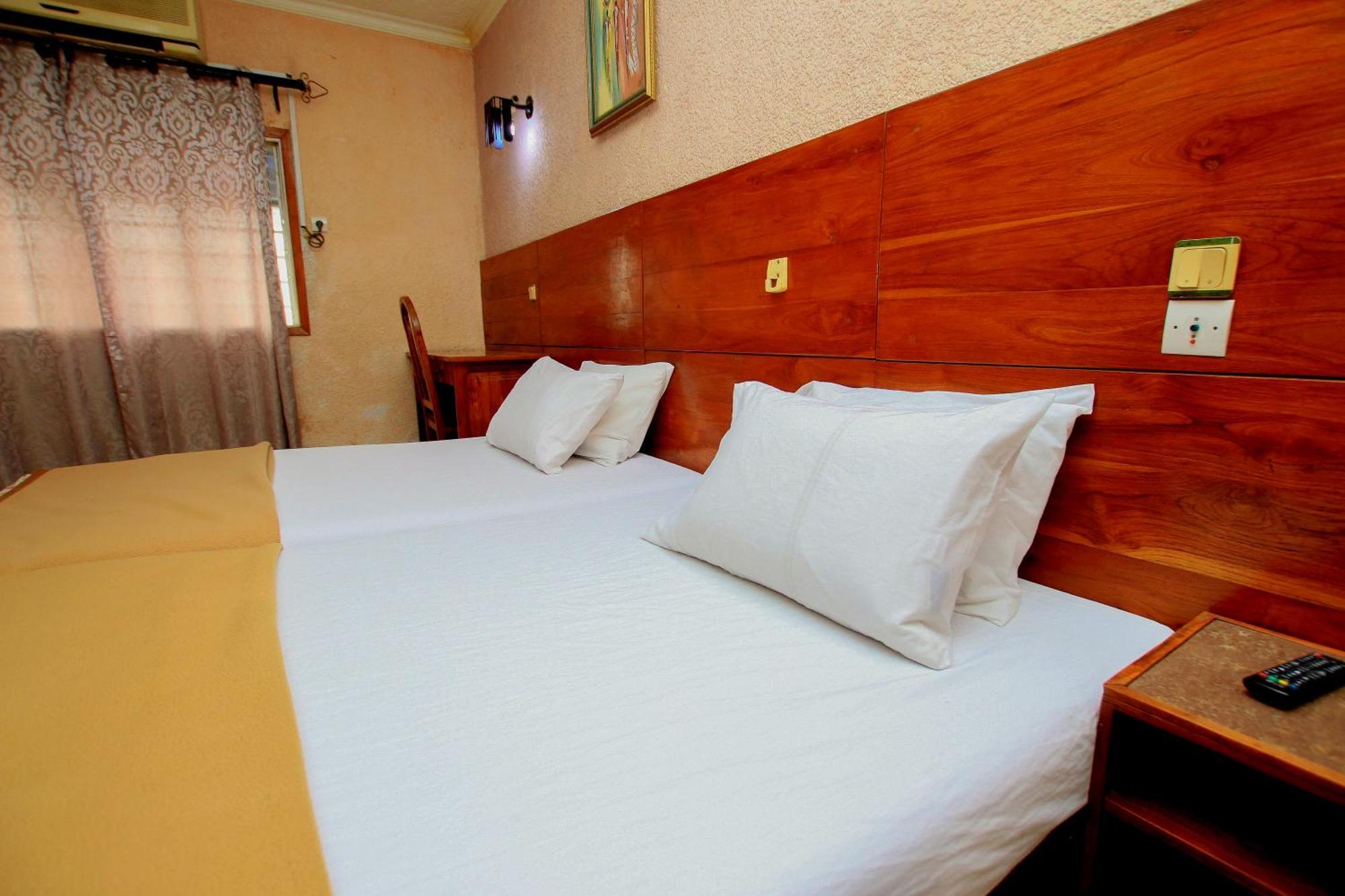 Hotel Le Prince Котону Экстерьер фото