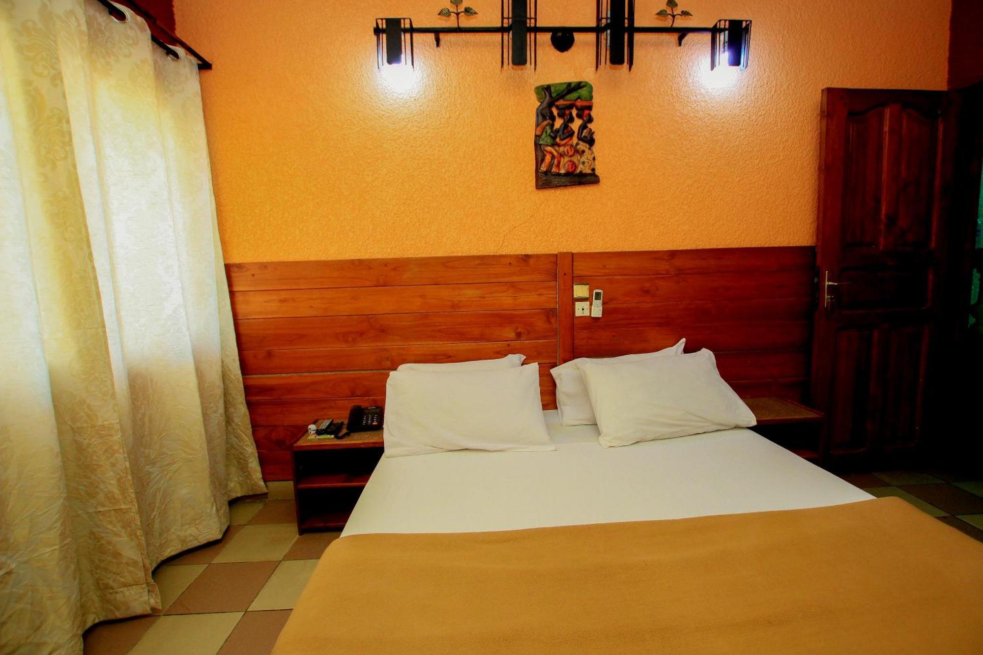 Hotel Le Prince Котону Экстерьер фото